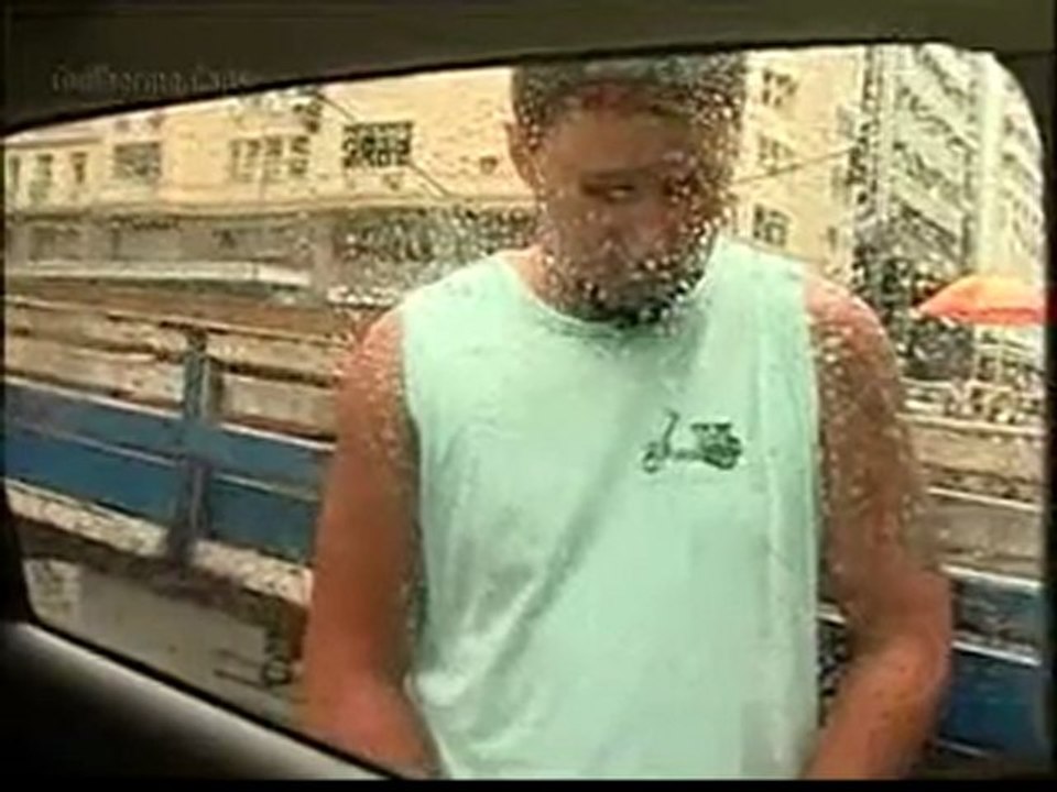 0258 - Mec pisse sur une voiture de journaliste