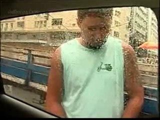 0258 - Mec pisse sur une voiture de journaliste