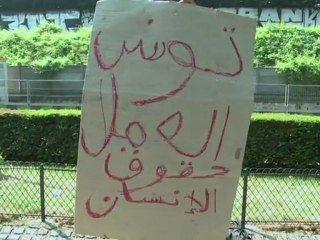 Des immigrants tunisiens manifestent pour leur "dignité"
