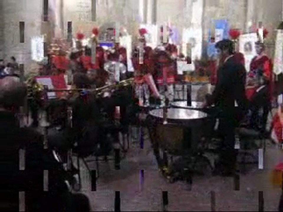Penitentes tocando en la iglesia en la presentacion de los Estandartes 2011