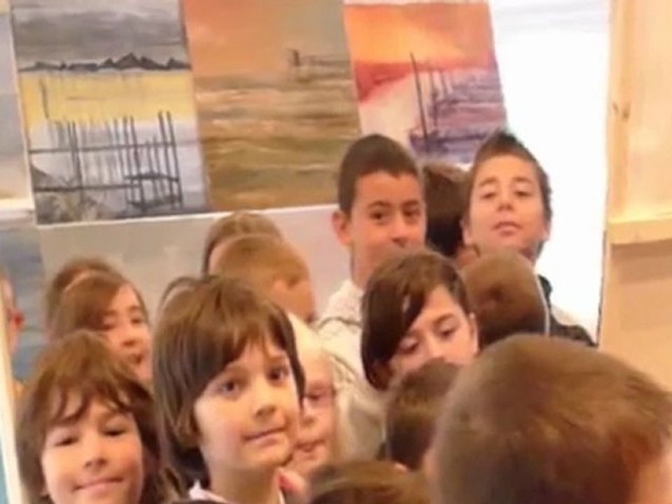 lumières de jade présente la boîte à peinture pour les enfants de l'école au Salon du livre de St.Gervais