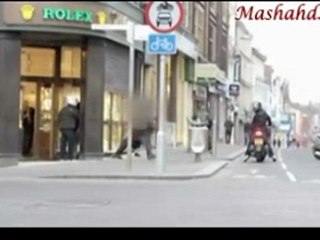 عجوز تنقد محل للمجوهرات بحقيبتها اليدوية