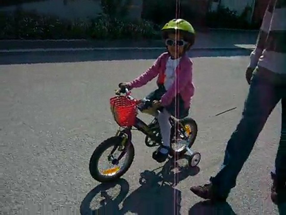 Olivia fait du vélo