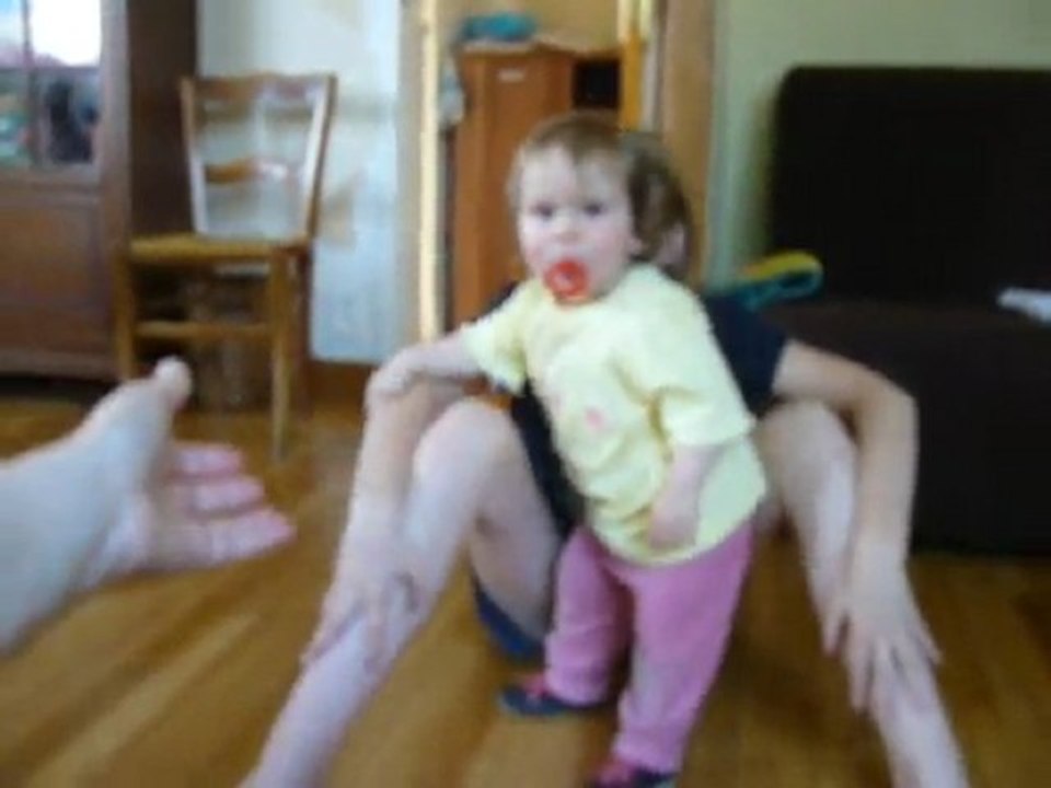 Premiers pas d'Adélaïde 15 mois