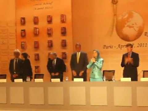 L'arrivée de Madame Marym Radjavi à la tribune de la conférence internatinale sur Ashraf