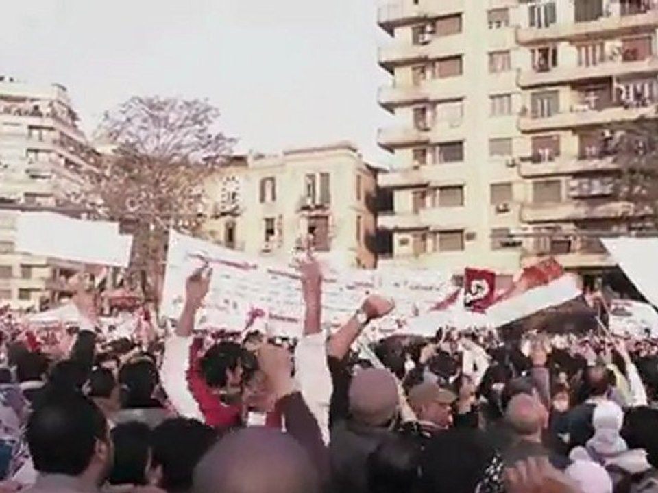 بكل شارع ببلادي صوت الحرية بينادي