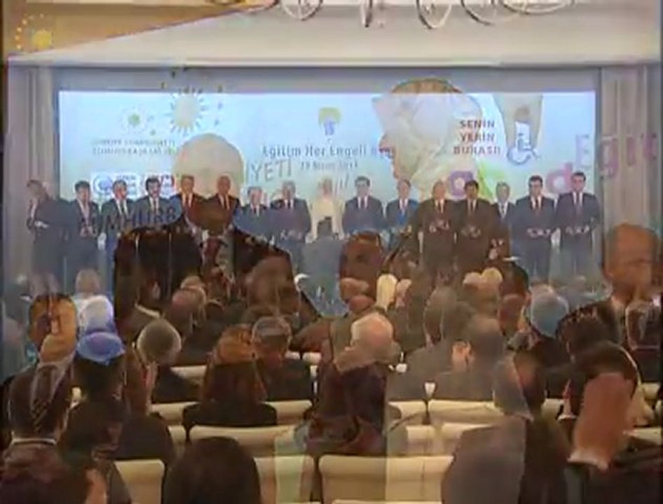 Bayan Gül, "Eğitim Her Engeli Aşar" kampanyası ile ilgili Çankaya Köşkünde Plaket verdi