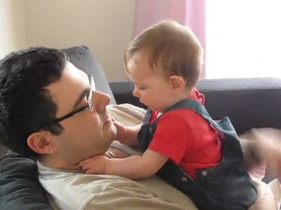 léonie parle avec papa, 7 mois 1/2