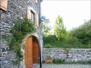 Basketteur de folie faisant d'énormes paniers