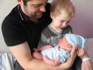 Nathan chante pour son petit frere