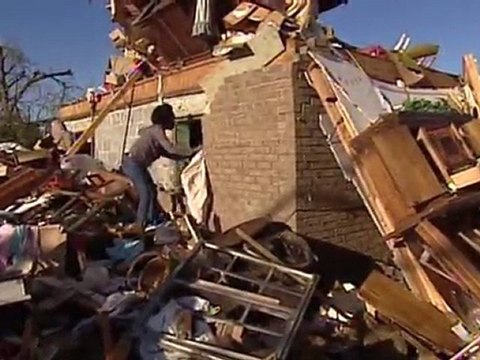 Obama visita zona arrasada por mortíferos tornados en EEUU