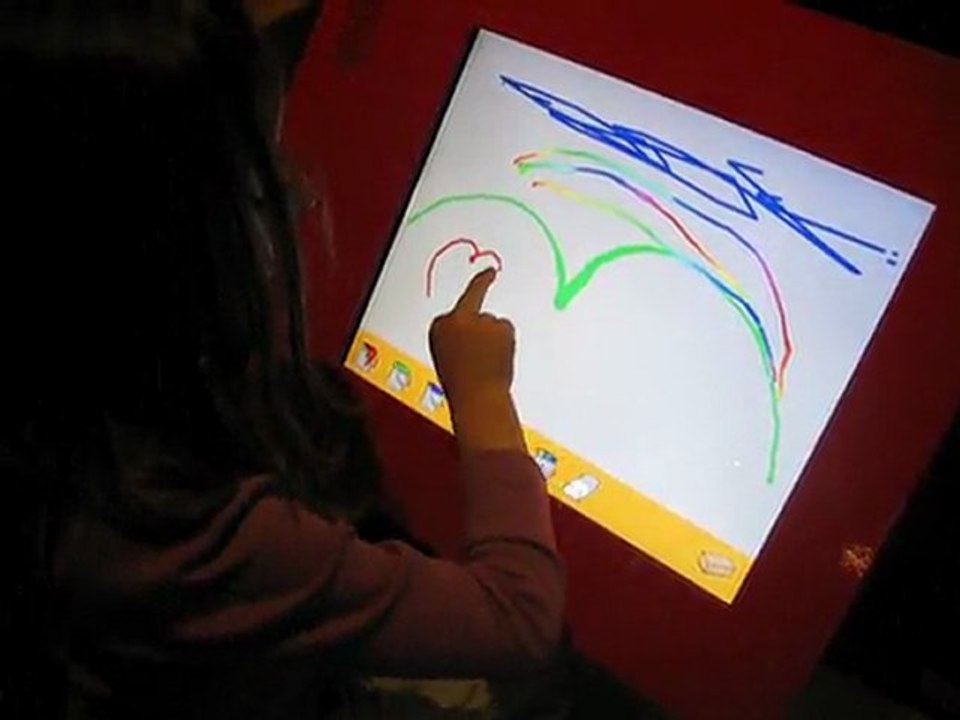 Emilie pintando