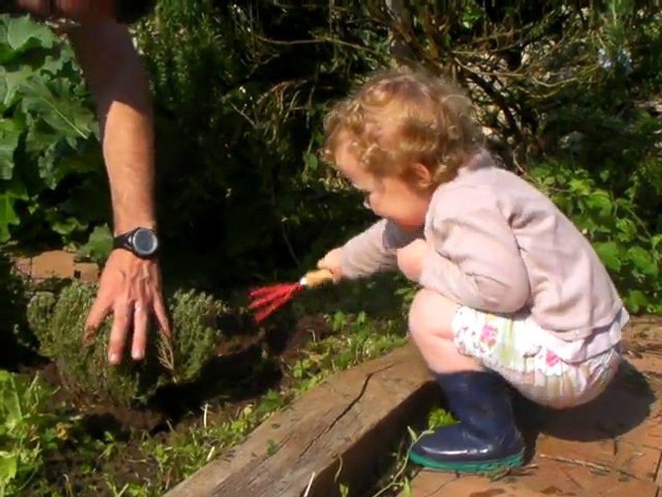 Clotilde jardine avec Papalou