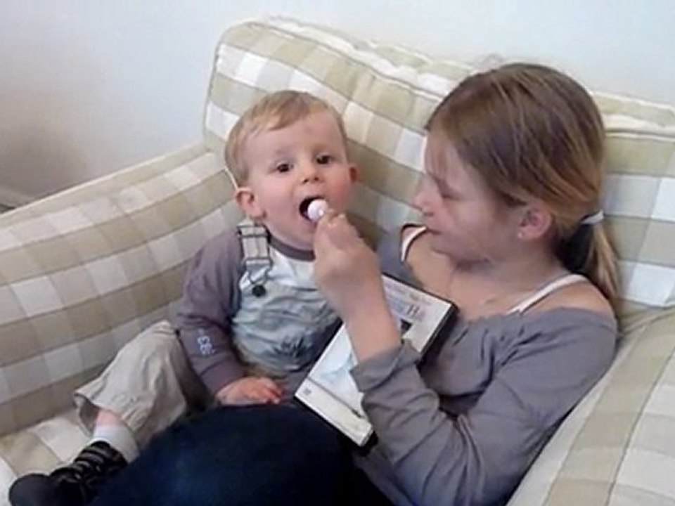 20110411 Londres clara et nico mangent une sucette