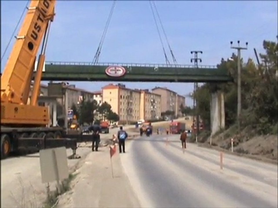 ERDEM YUVA ÜST GEÇİDNİN YIKILIŞI
