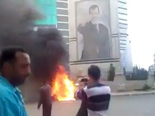 الثورة السورية: الطبيعة التخريبية لمتظاهري حمص "السلميين" وإحراق العلم السوري بعد سيارات الدولة