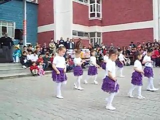 23 nisan kutlamalarında aralarında kızım Hazal'ında olduğu ana sınıfı öğrencilerinin gösterileri