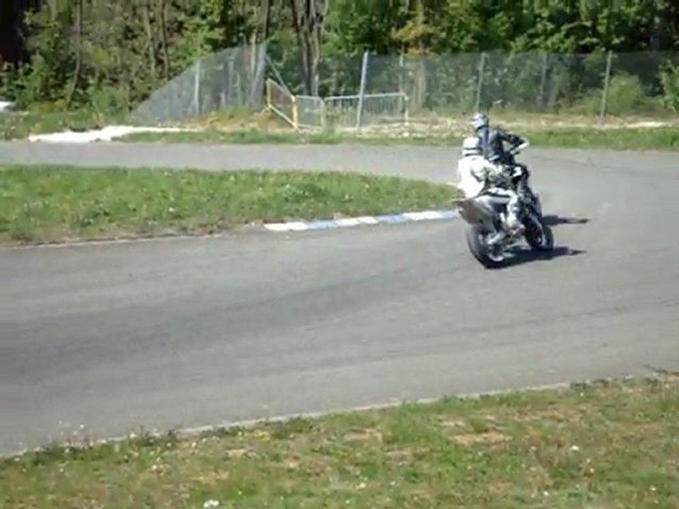 Youlze en Action avec sa DRZ à Villars