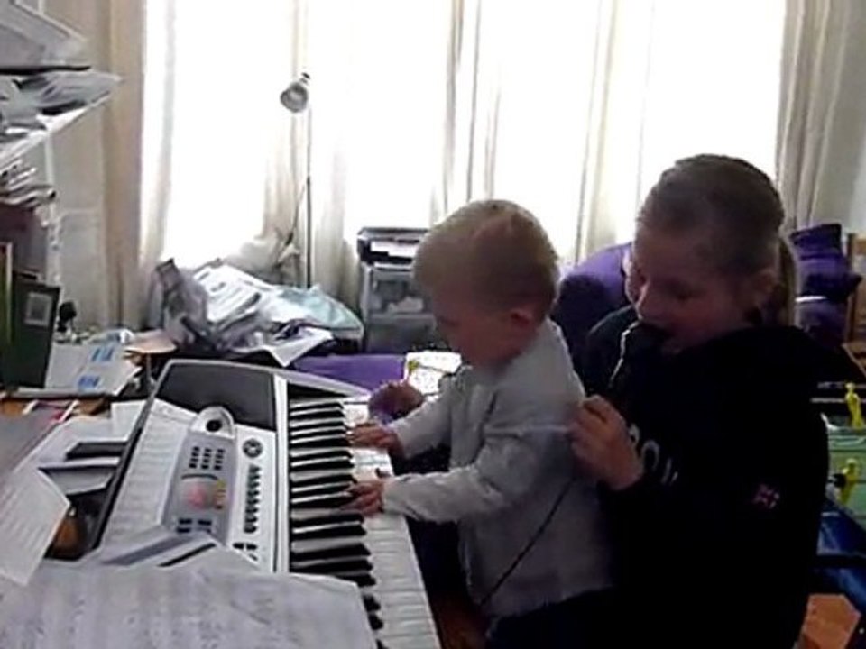 20110415 Londres Clara et Romain font de la musique