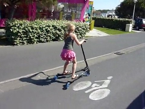 20110418 Clara en trotinette Lacanau