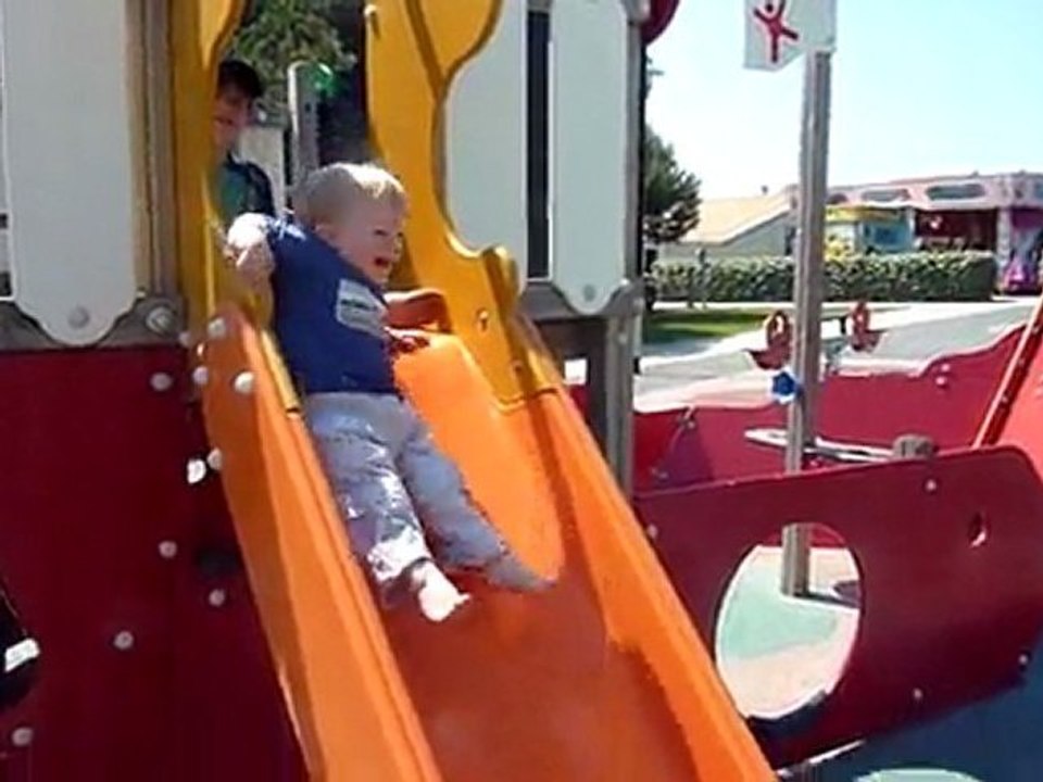20110418 Romain au toboggan 2 Lacanau