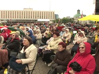 Béatification Jean Paul II: les Polonais suivent la cérémonie