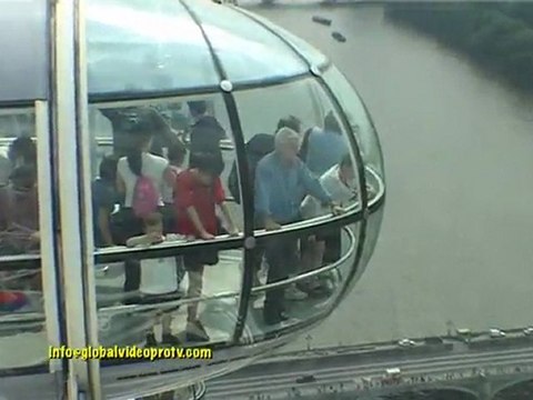 THE LONDON EYE, LARGEST FERRIS WHEEL, ENGLAND UK