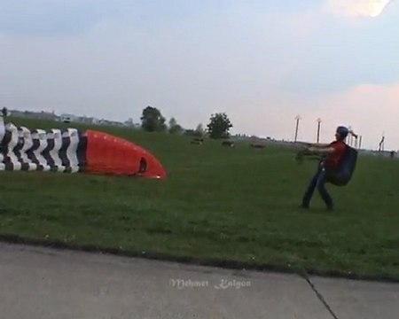 Tempelhof havalani bosalinca bakin nasil görünüyor- Nisan 2011 April -Mehmet Kalyon-Flughafen Tempelhof wurde zum Park.