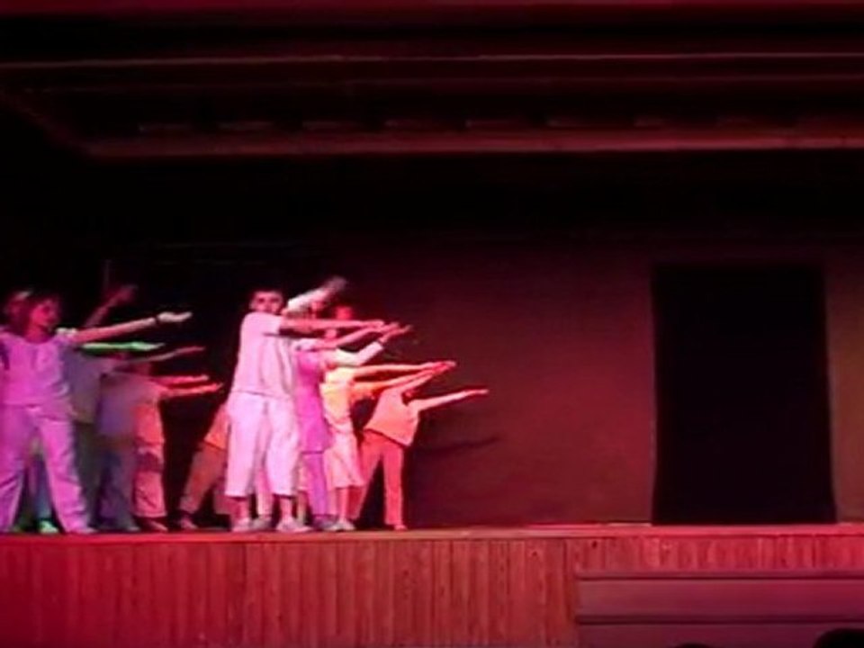 Fete ecole de l'AR Ottignies du 30 avril 2011 - Danse de la classe de Mr Sam