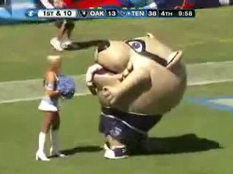 0279 - Mascotte mange une Pom-pom girl