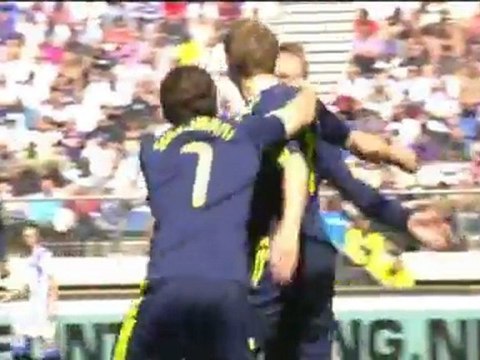 Ajax keep title hopes alive in Eredivisie