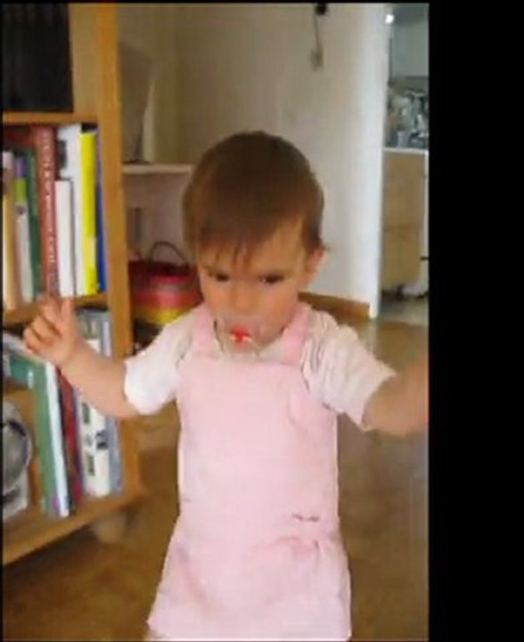 Charlotte marche toute seule