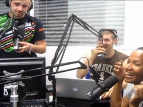 Vincent McDoom et Djudju se roule une pelle.