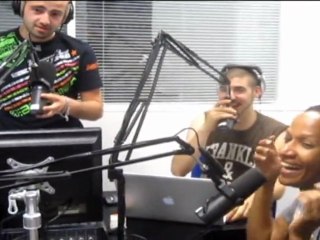 Vincent McDoom et Djudju se roule une pelle.