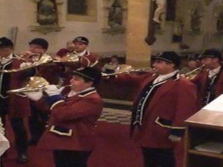 Le clocher dans le soir sans carillon