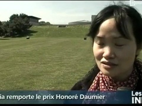 La dessinatrice chinoise Xia reçoit le prix Honoré Daumier lors de la rencontre internationale des dessinateurs de Cartooning for Peace à Caen