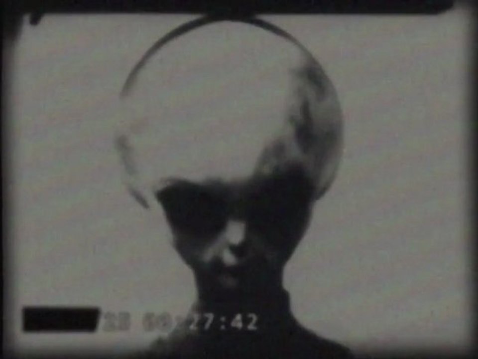 Scoop Alien Vivant en uniforme? Le vrai Paul?