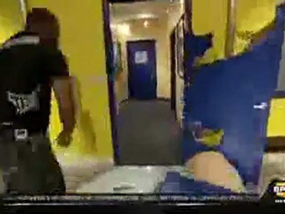 0283 - Mec défonce une porte