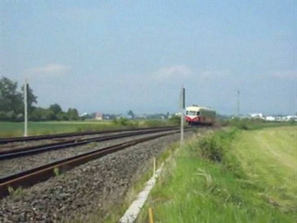 L'autorail X 2403 entre Duppigheim et Entzheim.