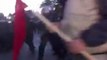 Hamburg DEvrimci 1 MAyis Yürüyüsü  - Polis ADGH Kortejine Saldiriyor