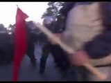 Hamburg DEvrimci 1 MAyis Yürüyüsü  - Polis ADGH Kortejine Saldiriyor