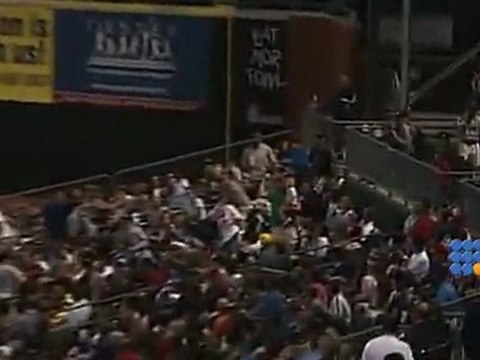 Papa attrape une balle de baseball perdue en tenant sa fille - Dad Catches Foul Ball While Holding Daughter at the baseball