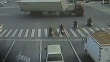 Il tir curva e il rimorchio si ribalta