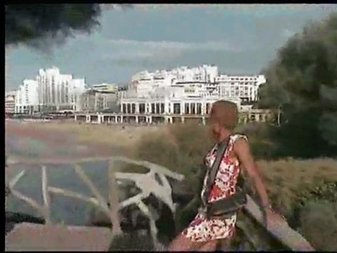 La poetesse Nathy Ebriet en vacances a Biarritz sud de la France