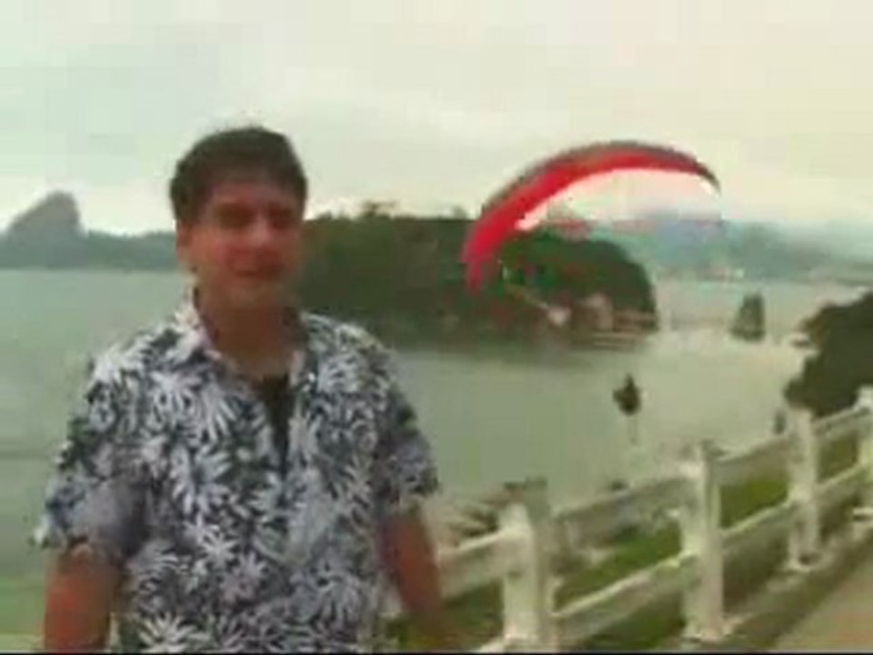 0286 - Homme qui chante owned par un parapente