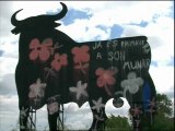 El toro d'Osborne, pintat de flors