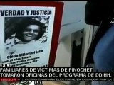 Familiares de víctimas de Pinochet toman oficinas de DD.HH.