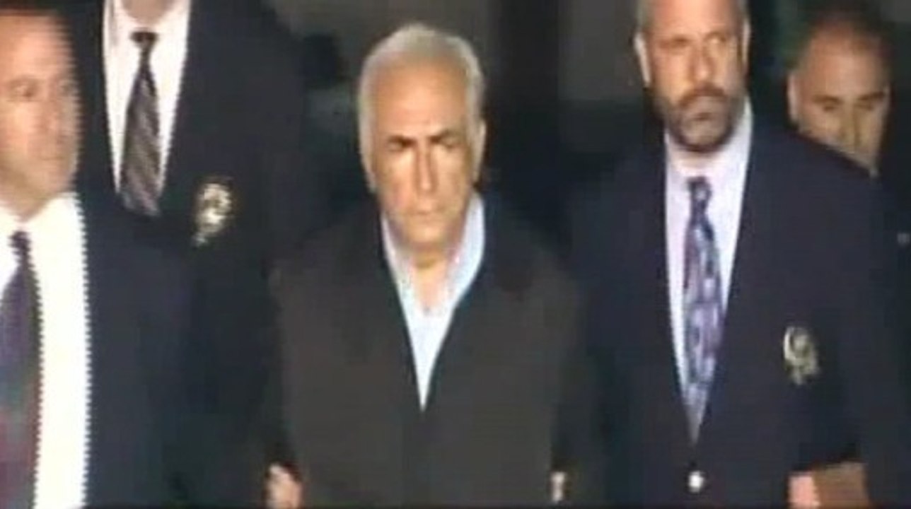 DSK menotté quittant le commissariat (zapping)