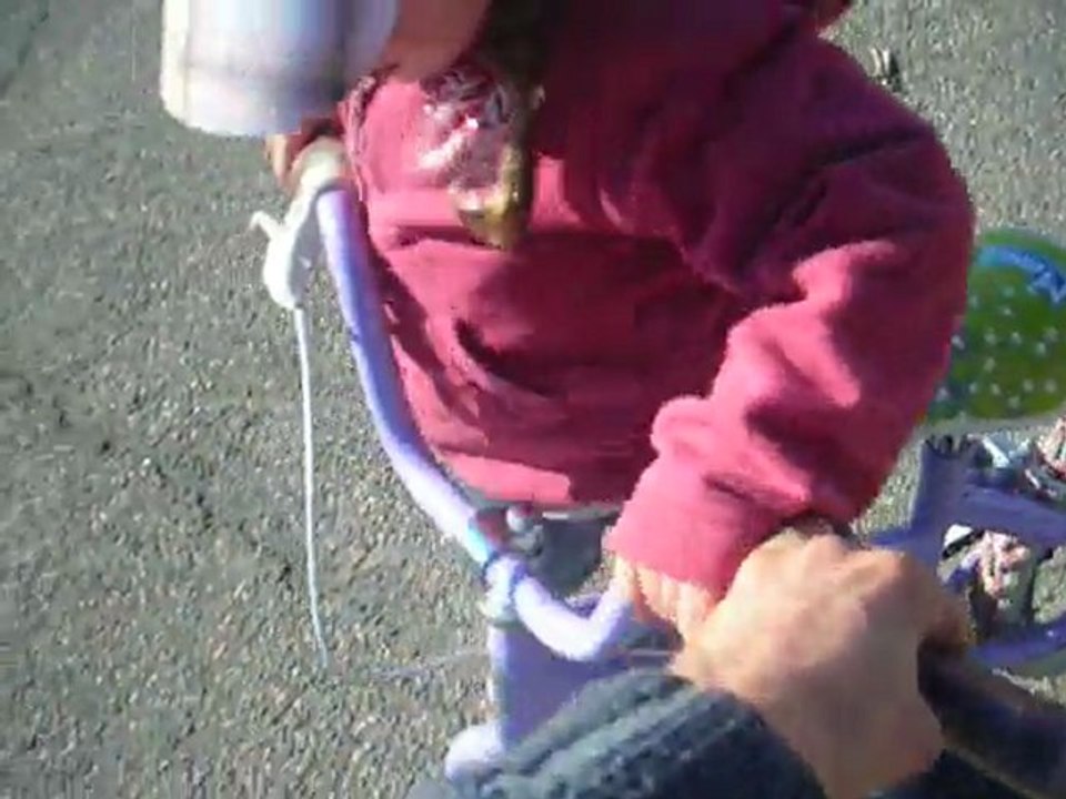 Aïlys fait du vélo