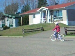 Aïlys fait du vélo 2